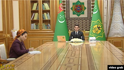 Жалаңаш қыз бен көліктің суреті