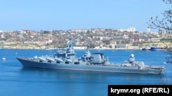Одна з останніх фотографій крейсера «Москва» Чорноморського флоту РФ, що стояв на якорі в Севастопольській бухті, перед потопленням внаслідок влучання української ракети, 10 квітня 2022 року