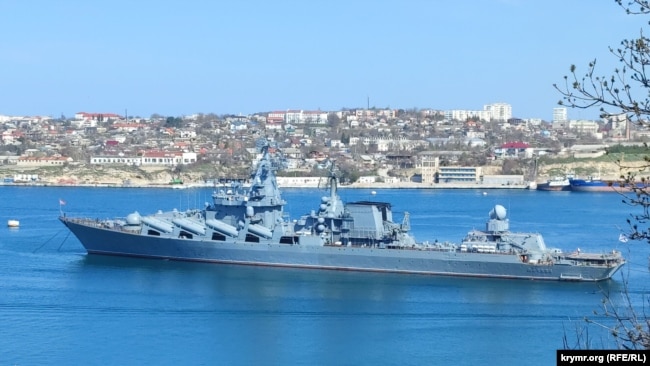 Ракетный крейсер «Москва» Черноморского флота России в Севастопольской бухте, архивное фото