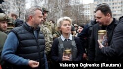 Președinta Comisiei Europene, Ursula von der Leyen, a fost la Bucea unde au fost descoperite, după retragerea armatei ruse, sute de cadavre de civili, victime, după cum se pare, ale violenței militarilor ruși 