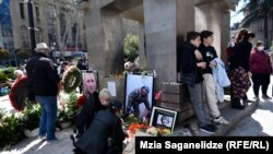 Ljudi se okupljaju kod memorijala posvećenog događajima od 9. aprila 1989. u Tbilisiju