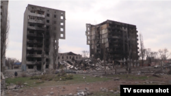 По всьому містечку Бородянка на Київщині чимало вщент знищених багатоповерхівок