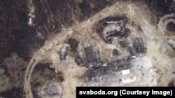 Знімок табору з дрона після відходу російських військ. Видно залишки укріплень та окопів для техніки. На траві, що вигоріла, видно сліди від руху машин