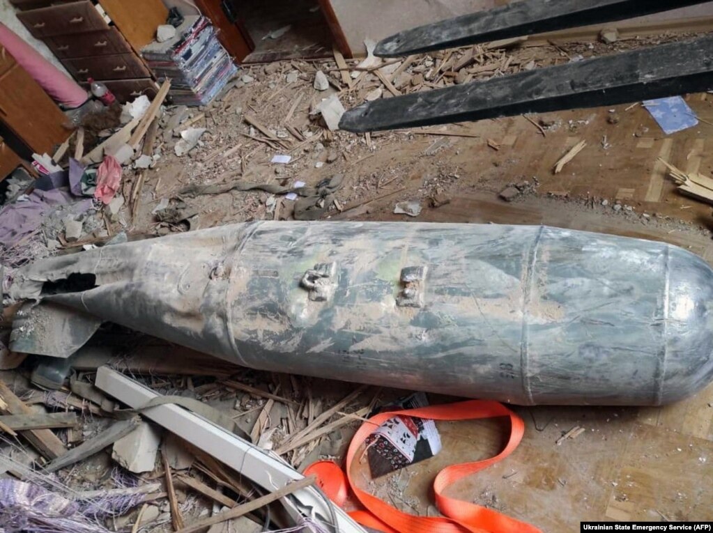 Një bombë e fotografuar në një apartament në qytetin verior të Çernihivit.