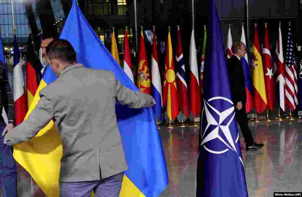 БЕЛГИЈА - Членките на НАТО се согласија да ја засилат поддршката за Украина, изјави генералниот секретар на НАТО Јенс Столтенберг на прес-конференција по денешниот состанок на министрите за надворешни работи на Алијансата. Тој предупреди дека светот мора биде подготвен за долгогодишен конфликт во Украина.