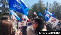 Учасники мітингу тримають у руках прапорці із зображенням літери Z – російського символу війни проти України. Сімферополь, 7 квітня 2022 року