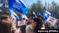 Fotografi nga një protestë pro-ruse që u zhvillua në Simferopol të Ukrainës më 7 prill 2022.