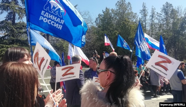 Участники митинга держат в руках флажки с изображением буквы Z – российского символа войны против Украины. Симферополь, 7 апреля 2022 года