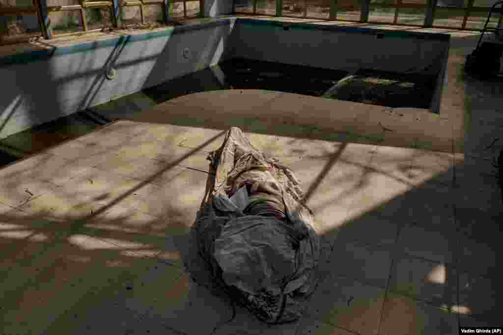 Holttest a bucsai idősek otthona medencéjében április 7-én