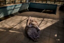 Cadavrul unei persoane a fost găsit lângă piscina unui azil de bătrâni din Bucea, Ucraina, 7 aprilie 2022.