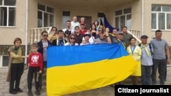 Кыргызстанцы вместе с послом Украины в КР у здания посольства. 