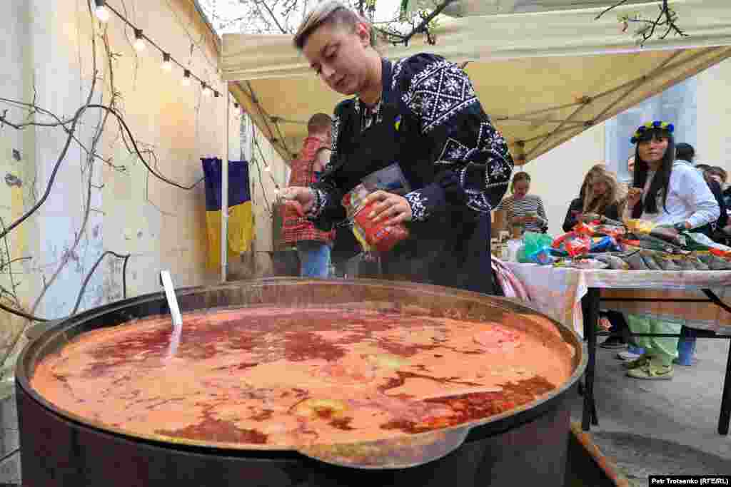 Përveç ushqimit ukrainas të rrugës, për ata që ishin të interesuar të provonin pjatën kombëtare, u përgatit një kavanoz i madh me borscht ukrainas.