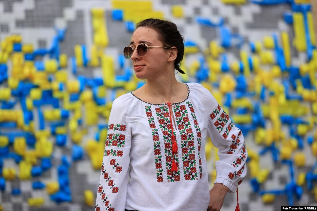 "Fjalë për fjalë në ditën e dytë pas fillimit të luftës, kazakët morën nismën për grumbullimin e ndihmave për popullin e Ukrainës nga populli i Kazakistanit nën sloganin 'Ne jemi së bashku, Ukrainë' ", tha Valeria Samoylova, sekretare e shtypit e Ambasadës së Ukrainës, në Kazakistan. “Më 8 prill dërguam dy kamionë me ndihma humanitare që do të arrijnë në Ukrainë në rrugë tokësore, duke anashkaluar Federatën Ruse. Sigurisht, ata do të duhet të udhëtojnë për dy deri tri javë", tha Samoylova. "Në total, rreth 170 ton ndihma humanitare u dërguan nga Kazakistani, duke përfshirë shtatë kamionë dhe shumë fluturime. Kështu që ne ndiejmë mbështetje të madhe dhe jemi shumë mirënjohës për këtë". Ajo tha se ndihma dërgohet në Ukrainë kryesisht përmes Polonisë dhe Hungarisë.