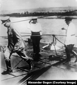 Иосиф Сталин и Климент Ворошилов на подводной лодке, 1935 г.