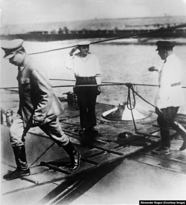 Иосиф Сталин и Климент Ворошилов на подводной лодке, 1935 г.
