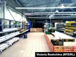 Майже порожній супермаркет в Оріхові. Продукти й речі можна придбати лише на місцевому ринку. Оріхів, Запорізька область. Квітень 2022 року