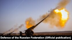 Російські війська стріляють із артилерії на навчаннях у 2021 році