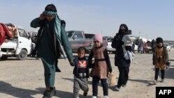 Fewral aýynda Owganystanyň günorta-günbatar Nimroz şäherinden ýurdy terk edýän owganystanly migrant maşgala ulag parykynda ýöräp barýar. 