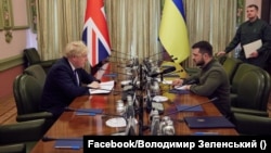 Борис Джонсон и Владимир Зеленский в Киеве, 9 апреля 2022 года
