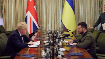 В украинската столица Киев в събота пристигна първо британският премиер
