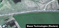 Maxar Technologies a publicat pe 8 aprilie imagini din satelit arătând un convoi militar rusesc lung de aproximativ 13 kilometri care se îndreaptă spre sud, în Ucraina, spre regiunea Donbas.