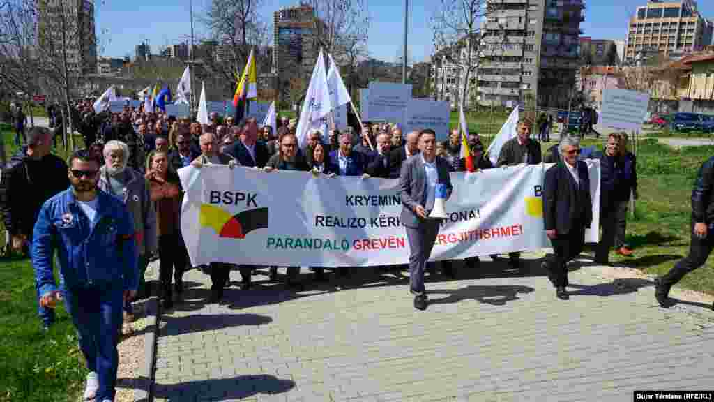 КОСОВО - Владата на Косово денеска усвои нацрт-закон за зголемување на минималната месечна плата на 250 евра нето, односно 264 евра бруто.