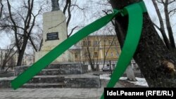 Иллюстративное фото. Зеленая лента — один из символов антивоенного протеста в России