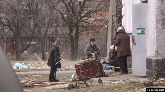 Російські війська руйнують містечко Попасна, але тут все ще залишаються мирні жителі