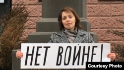 Яна Антонова на пикете против войны