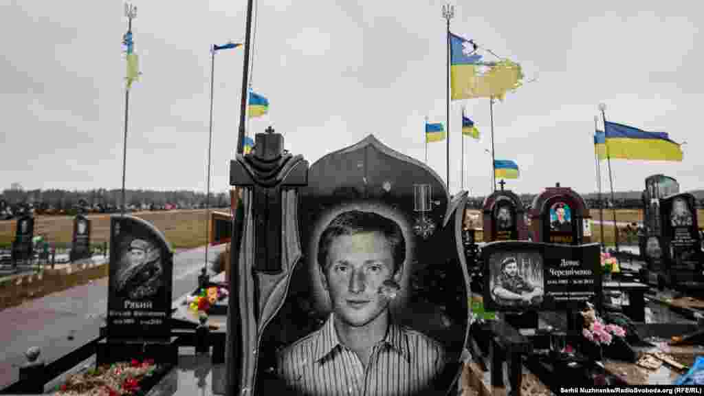 Пошкоджені обстрілами могили українських воїнів, загиблих під час операції Об&rsquo;єднаних сил на сході країни. Чернігів, 6 квітня 2022 року