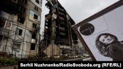 В Бородянке под Киевом продолжают разбирать завалы домов, разрушенных российскими войсками. 8 апреля 2022 года