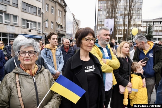 Među okupljenima u centru Sarajeva i Florence Hartmann, bivša glasnogovornica Tužiteljstva Haškog suda (druga slijeva), 9. april 2022.