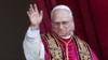 Papa Leon al XIV-lea face cu mâna mulțimii, de pe balconul central al Bisericii Sfântul Petru de la Vatican, după alegerea sa în fruntea Bisericii Catolice de către conclavul cardinalilor, pe 8 mai 2025 