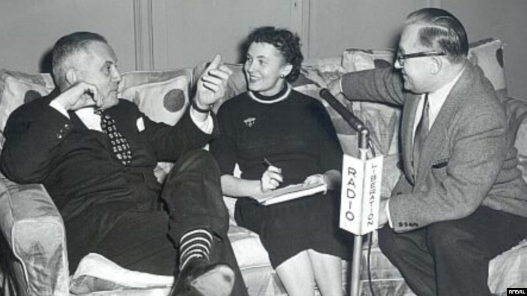 55 лет назад в эфир Радио Свобода вышла первая передача. На фото композитор Вернон Дюк (Владимир Дукельский) дает интервью Виктории Семеновой и Михаилу Корякову