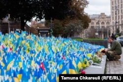 În apropierea Pieței Independenței din Kiev, sute de steaguri îi onorează pe cei morți.