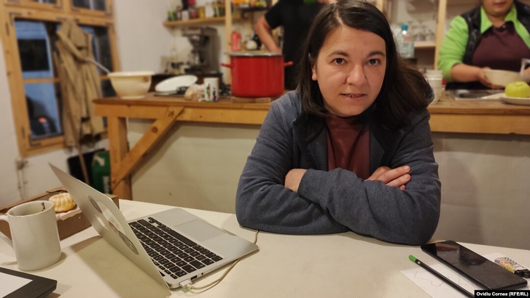 Claudia Apostol, cofondatoare a asociației A:R.A. (Arhitectură, Restaurare, Arheologie), coordonează de peste 10 ani programul Adoptă o casă la Roșia Montană, prin care numeroase imobile din localitatea UNESCO au fost restaurate.