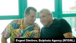  Илия Павлов и Николай Вълканов беседват през 2002 година в с. Влас. 