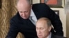 Evgheni Prigojin și Vladimir Putin în perioada în care cel dintâi era șeful cateringului de la Kremlin, înainte să fondeze gruparea de mercenari