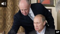 Prigojin (chapda) va o‘sha paytdagi Rossiya Bosh vaziri Vladimir Putin 2011-yil, noyabr.