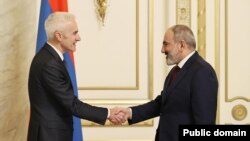 Премьер-министр Армении Никол Пашинян (справа) принимает генерального секретаря Интерпола Юргена Штока, Ереван, 28 октября 2022 г.