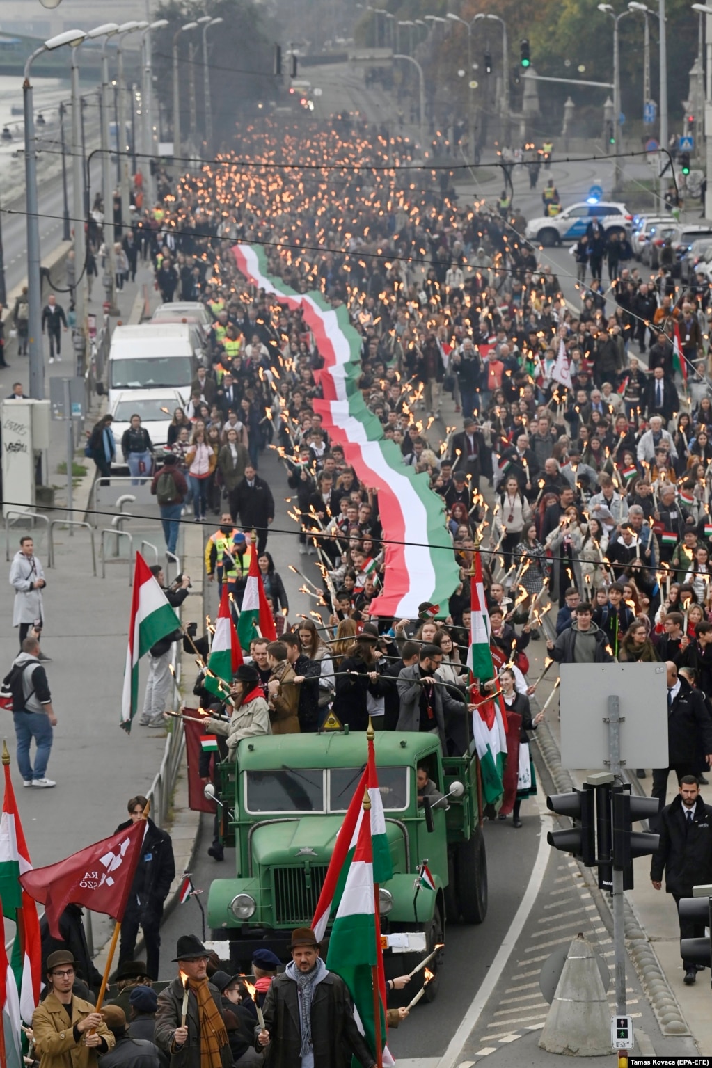 Më 23 tetor u mbajt gjithashtu një ceremoni në Budapest për të shënuar kryengritjen e vitit 1956 kundër qeverisë komuniste të Hungarisë të mbështetur nga Kremlini pas Luftës së Dytë Botërore. &nbsp;