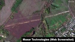 На спутниковых изображениях Maxar можно увидеть почти 1,6-километровое укрепление у оккупированного города Горное в Луганской области, фото: октябрь 2022 года