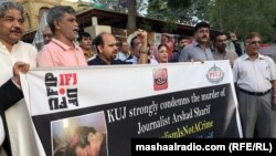 Novinari protestuju Karachiju, na jugu Pakistana, 24. oktobra 2022. nakon ubistva novinara