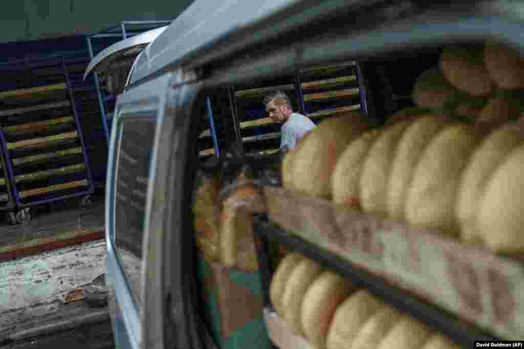 Hajnalban teherautó-sofőrök érkeznek a friss kenyérért, hogy kiszállítsák a városokba és falvakba, ahol az élelmiszerboltok általában csak reggel nyitnak ki egy kis időre, amíg az orosz ágyúzás elcsendesedik