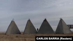 რუსეთმა ტანკსაწინააღმდეგო ბარიერები, "დრაკონის კბილები", მარიუპოლის მახლობლად განათავსა 2022 წლის თებერვალშიც