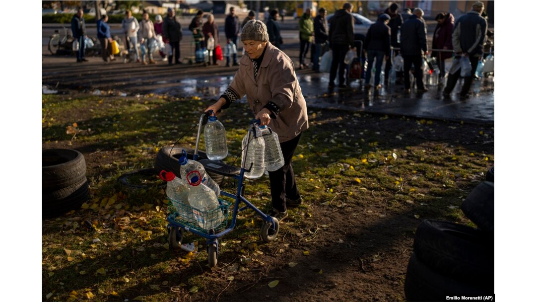 Fiind situat în apropiere de linia frontului, Nikolaevul nu este un oraș sigur, iar oamenii ies cu frică pe stradă.