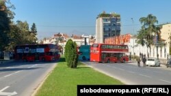 Директорот на ЈСП со десетина автобуси го блокираше булеварот пред владата барајќи да му го платат долгот од 2 милиони евра. Владата вели не должи ништо