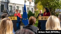 Predsednica Evropske komisije Ursula Von der Leyen i predsednica Kosova Vjosa Osmani na pres konferenciji, Priština, 27. oktobar 2022. 