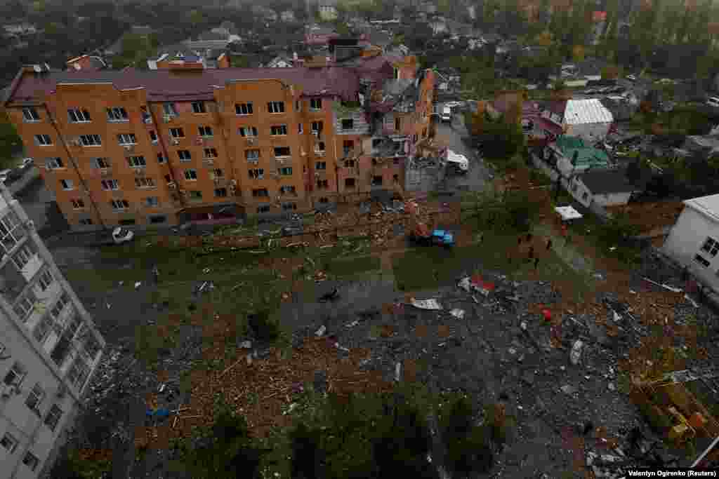 Egy ötemeletes lakóház két legfelső emeletének egy része összedőlt a rakétacsapásban