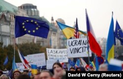 Protestul de duminică din piața centrală din Praga vine la două zile după ce grupuri de extremă dreaptă și partidul comunist au organizat un protest anti-guvernamental în același loc.